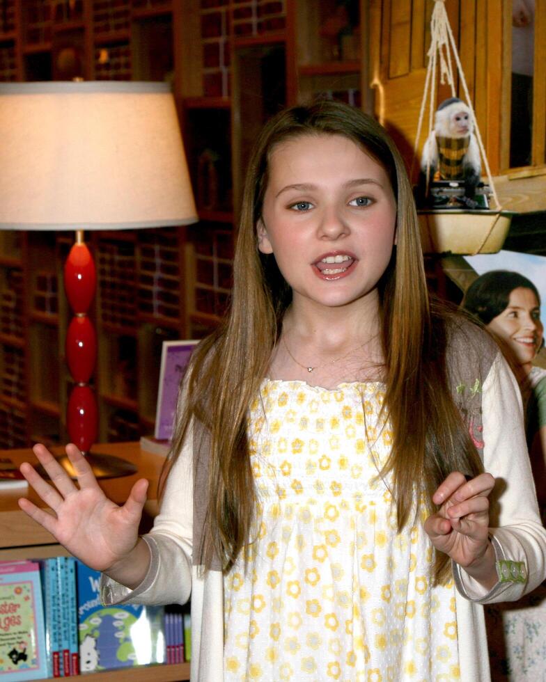 abigail Breslin a un apariencia promoviendo su equipo kittredge película americano niña Tienda el arboleda compras centrar los ángeles, California mayo dieciséis, 2008 foto