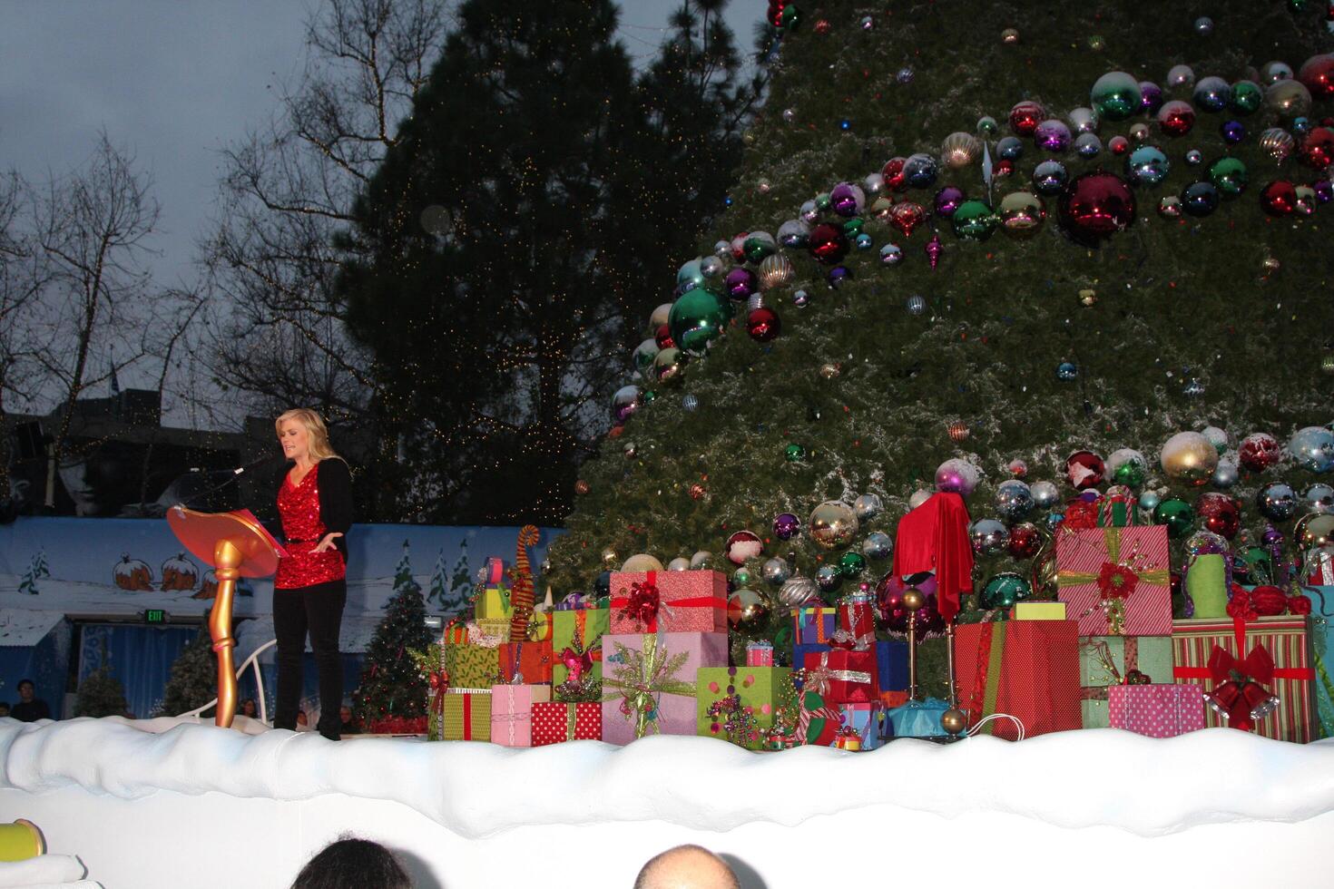 los angeles - dic 23 alison sweeney a el Grinchmas celebridad fiesta lecturas a universal estudios tema parque en diciembre 23, 2010 en los ángeles, California foto