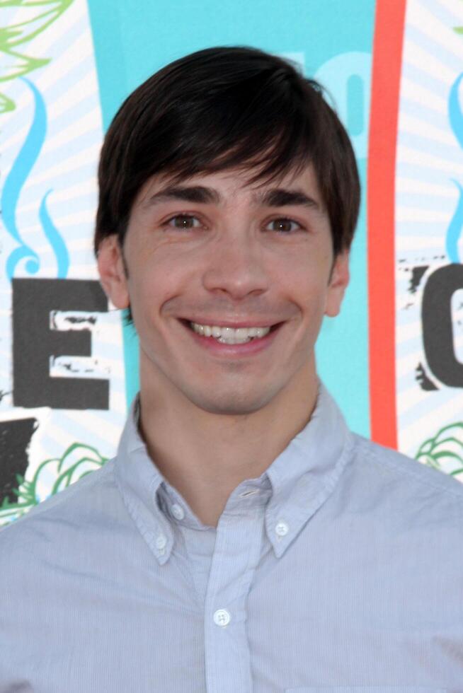 LOS ANGELES - AUGUST 8  Justin Long arrivals at the 2010 Teen Choice Awards at Gibson Ampitheater at Universal  on August 8, 2010 in Los Angeles, CA photo