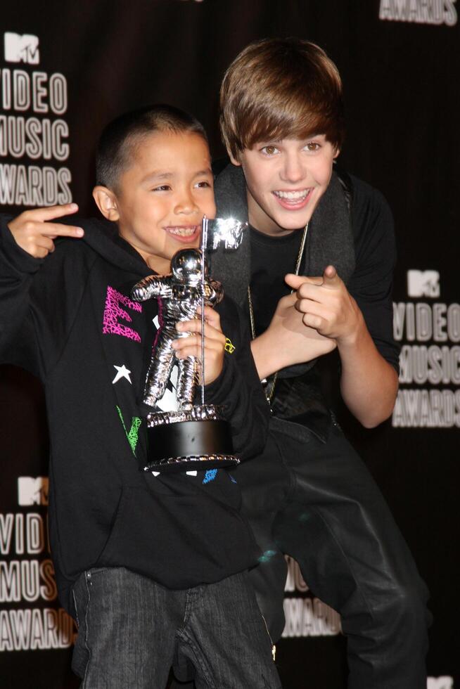 los angeles - sep 12, justin bieber llega a el 2010 mtv vídeo música premios a Nokia - la En Vivo en septiembre 12, 2010 en los ángeles, California foto