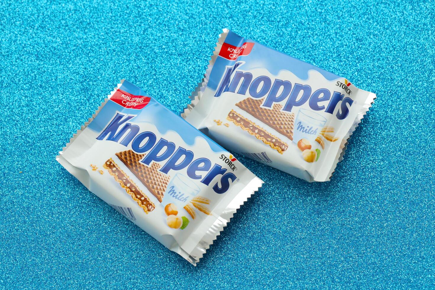 kyiv, ucrania - 4 de mayo de 2022 packshot de knoppers crispy waffle sandwiches producto foto