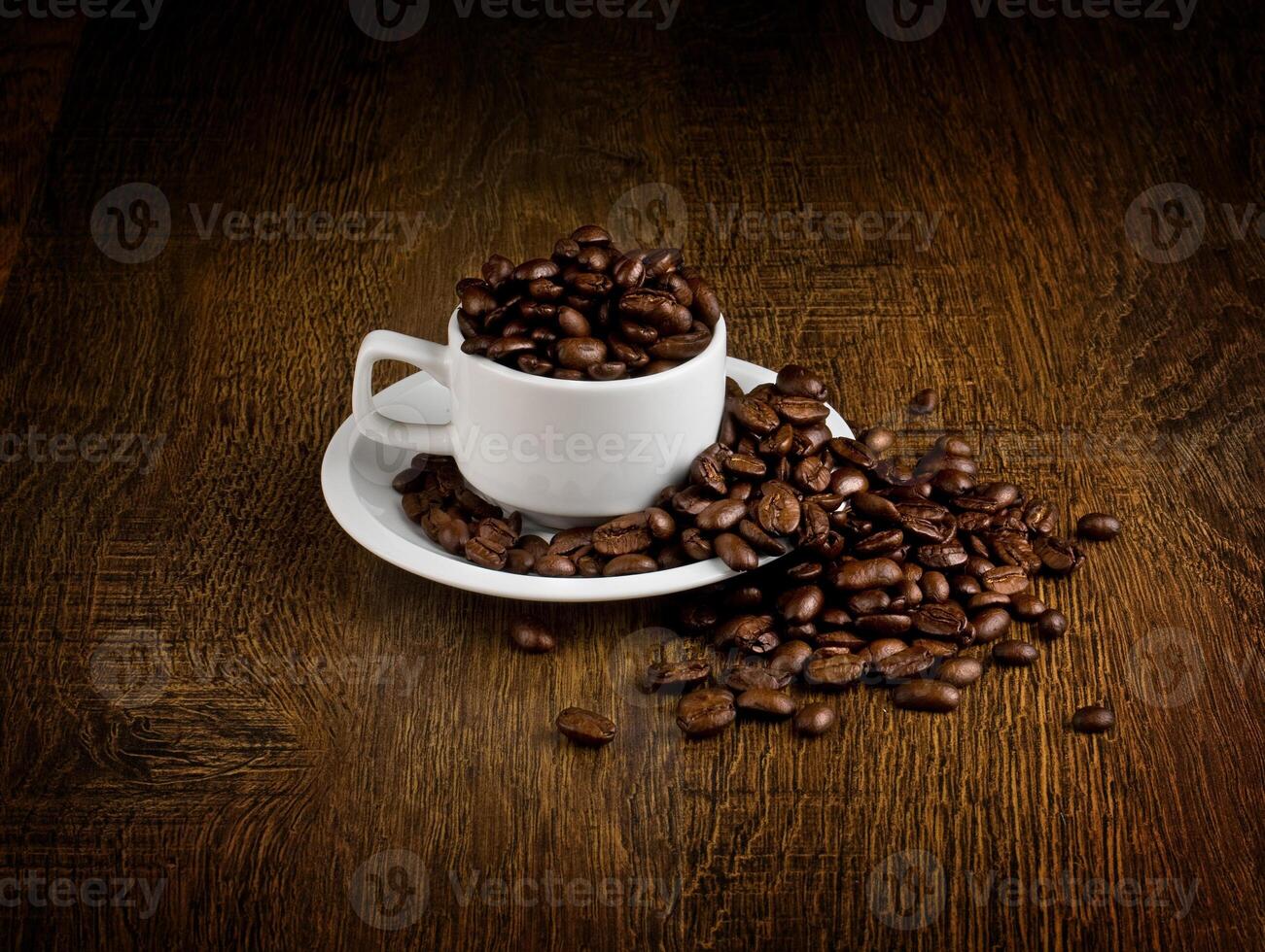taza de café lleno de café frijoles. foto