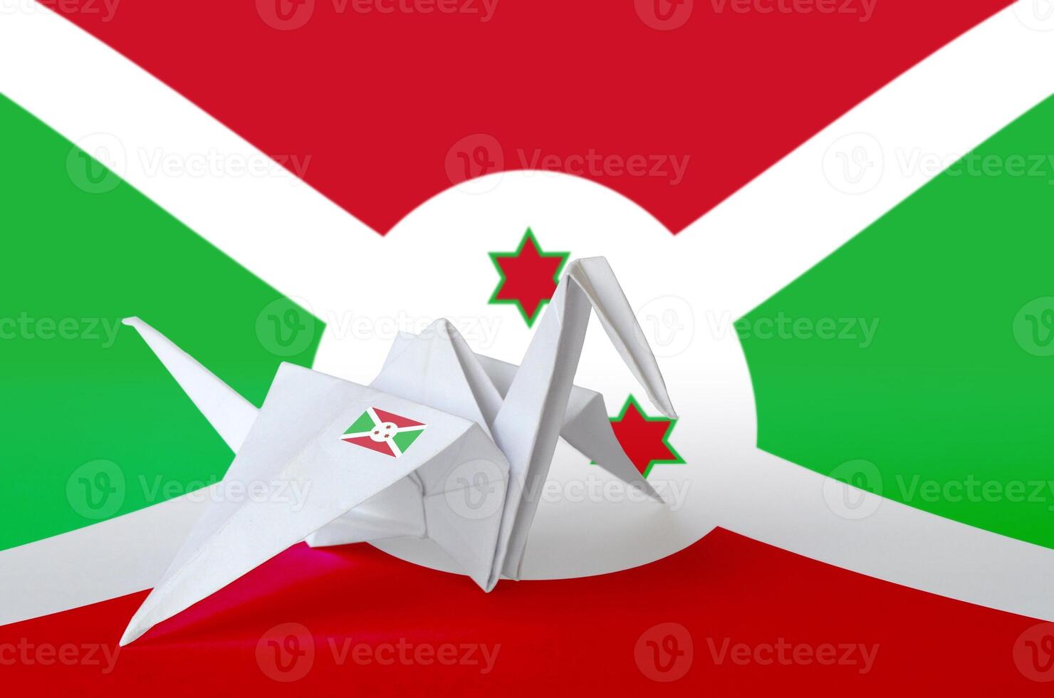 Burundi bandera representado en papel origami grua ala. hecho a mano letras concepto foto