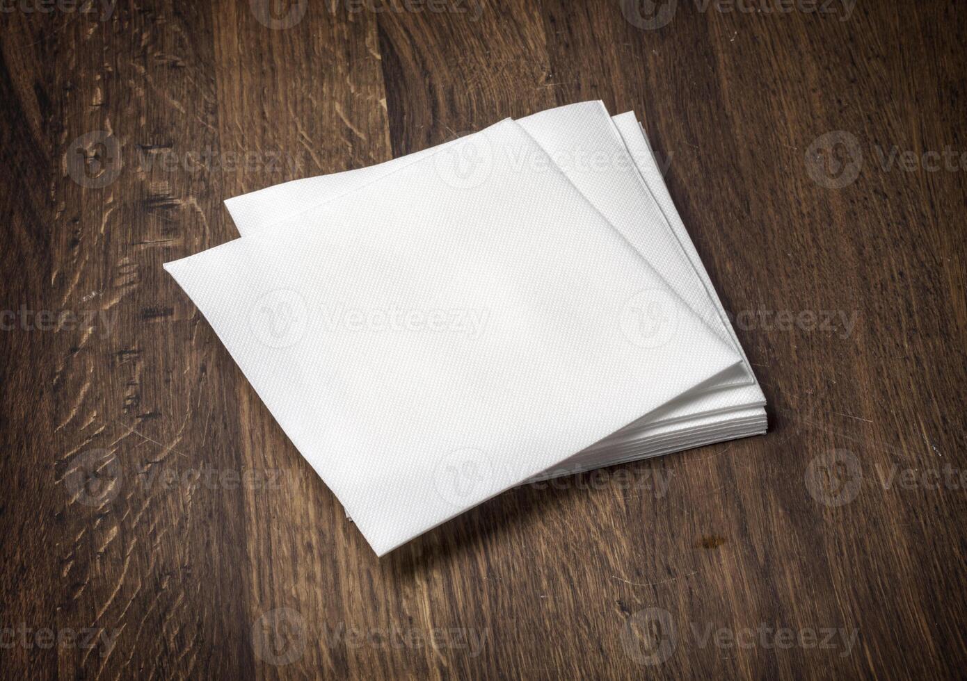 blanco papel servilleta en mesa foto