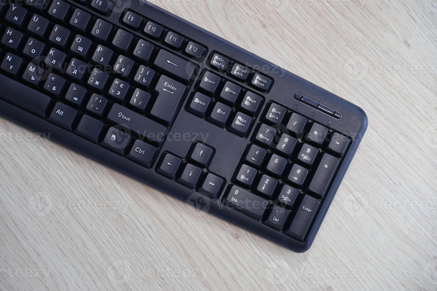 pequeño compacto negro juego de azar computadora teclado en un mesa hecho de de madera pino tableros inalámbrico teclado con mecánico interruptores para artilugio y computadora foto