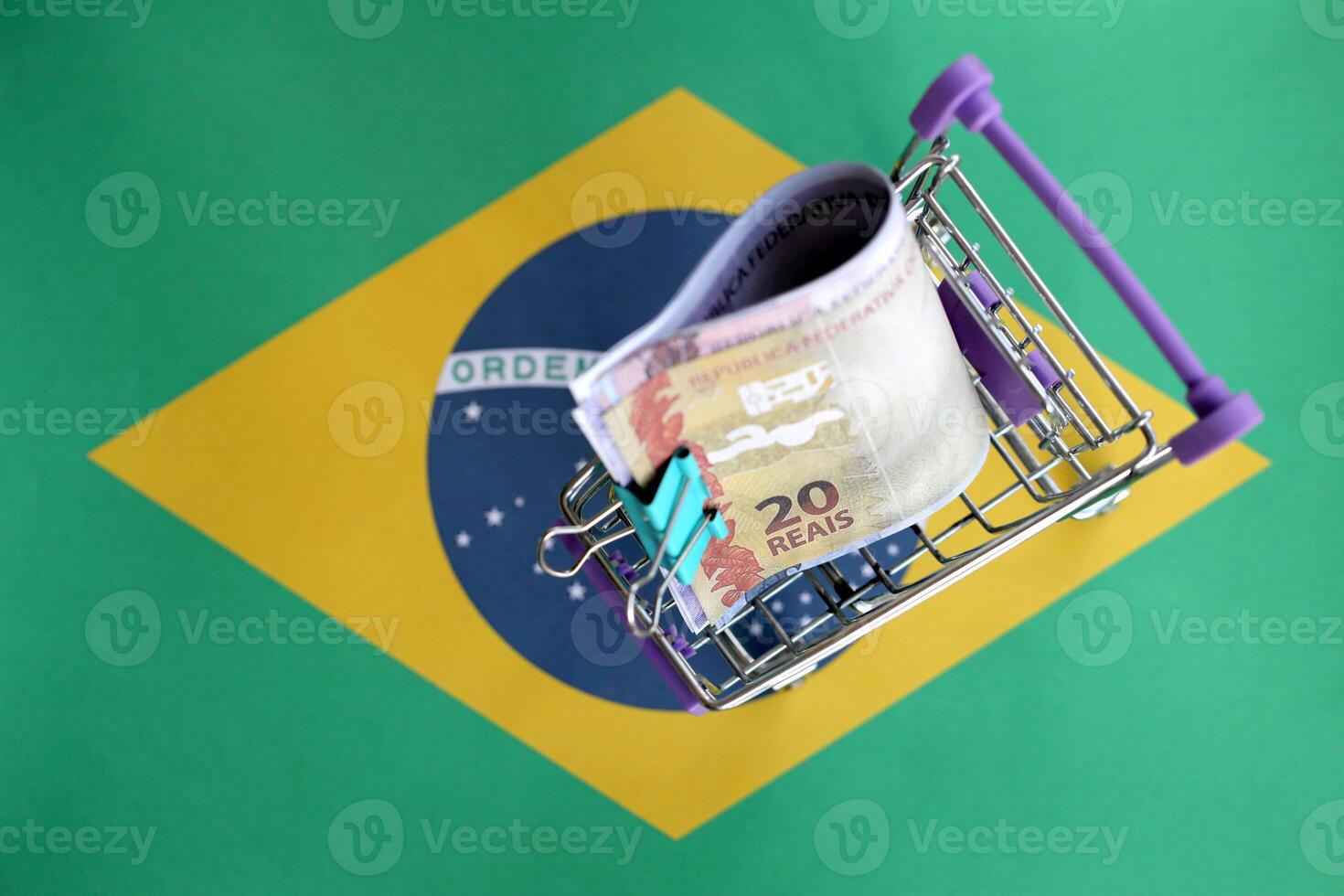 brasileño dinero cuentas en pequeño compras carro en brasileño bandera foto