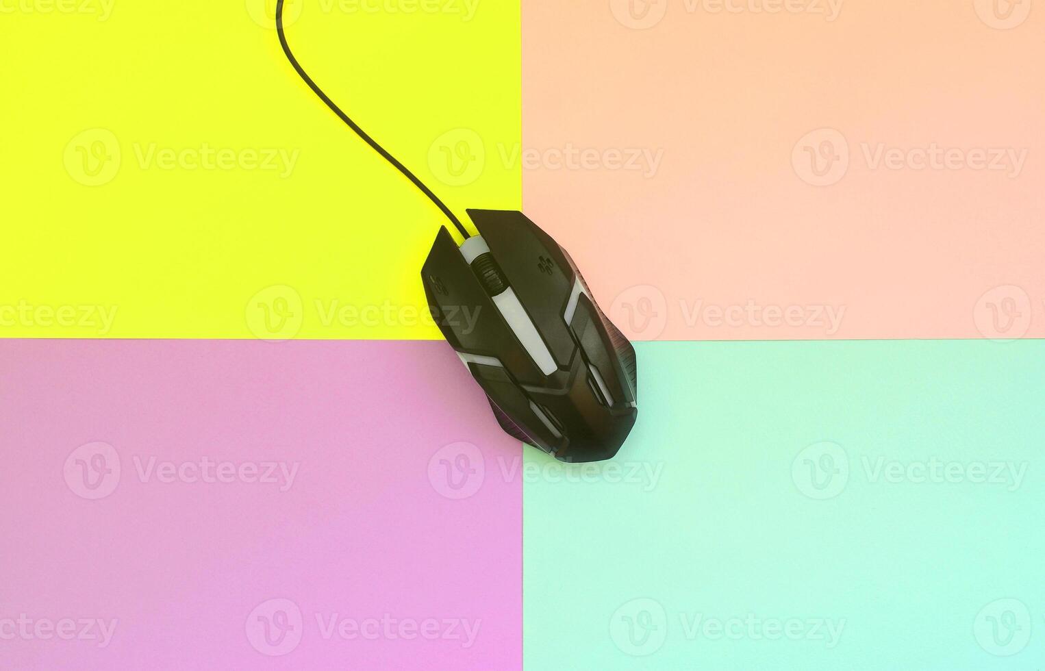 el mouse óptico está ubicado entre áreas de diferentes colores foto