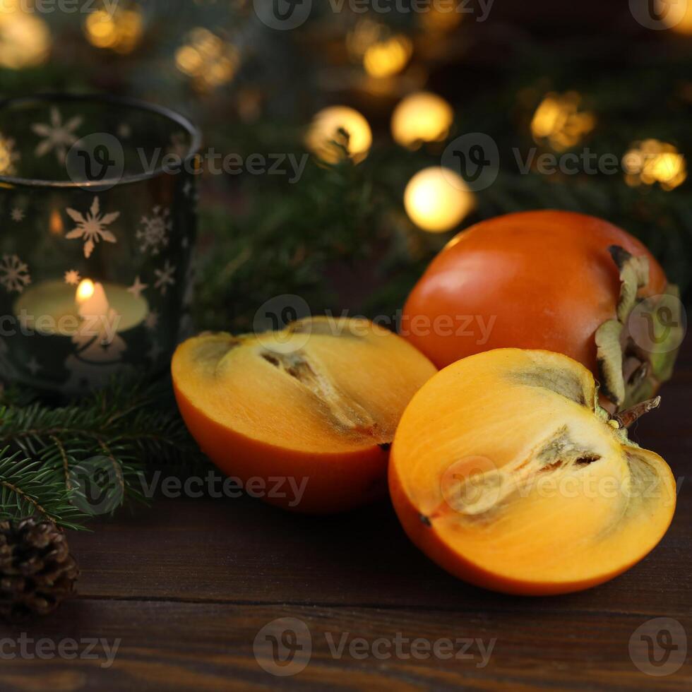 brillante naranja caquis rebanado en el de madera antecedentes foto