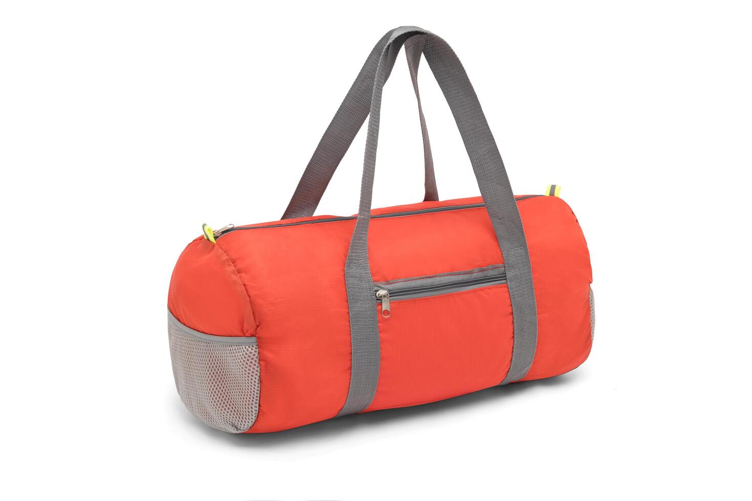 cerca arriba al aire libre de moda Moda Deportes personalizado nylon bandolera hombro Correa bolso medio Talla muletón gimnasio viaje pantalones para hombres mujer aislado en blanco antecedentes. parte superior vista. dos tono en rojo bolso. foto