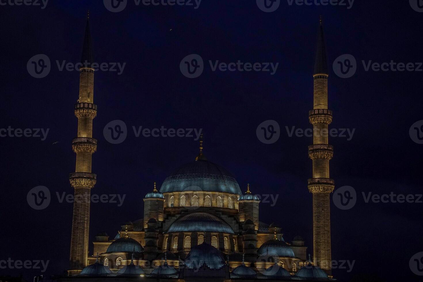 noche ver de el Yeni mezquita, nuevo mezquita o mezquita de el valide sultán, Estanbul, Turquía foto