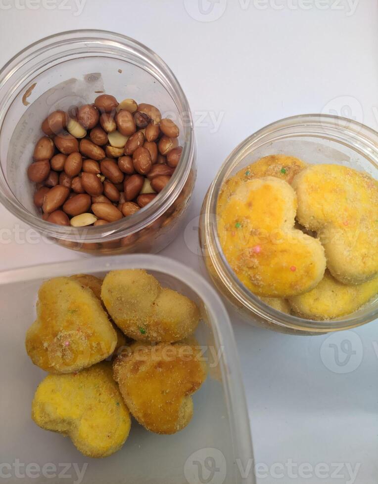 un ver de el tradicional pastel de Ramadán o después el eid al-fitr fiesta en Indonesia hecho desde nueces como el principal ingrediente es visto en un cuenco en un blanco antecedentes foto