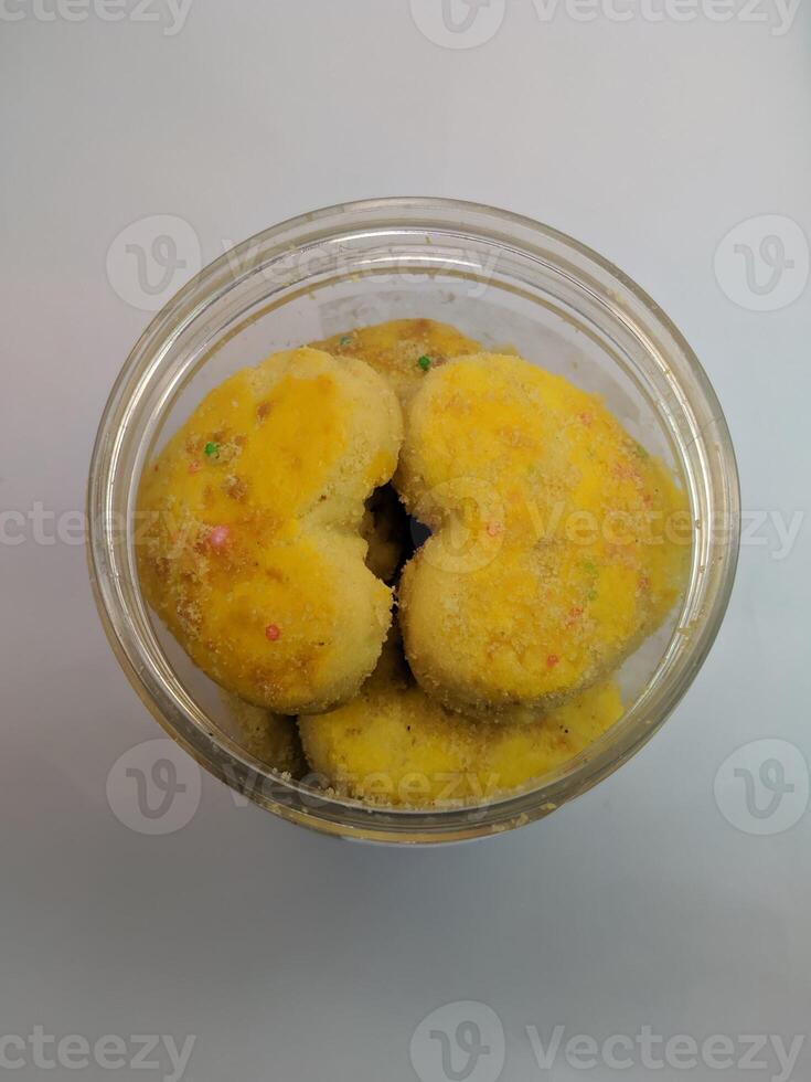 un ver de el tradicional pastel de Ramadán o después el eid al-fitr fiesta en Indonesia hecho desde nueces como el principal ingrediente es visto en un cuenco en un blanco antecedentes foto