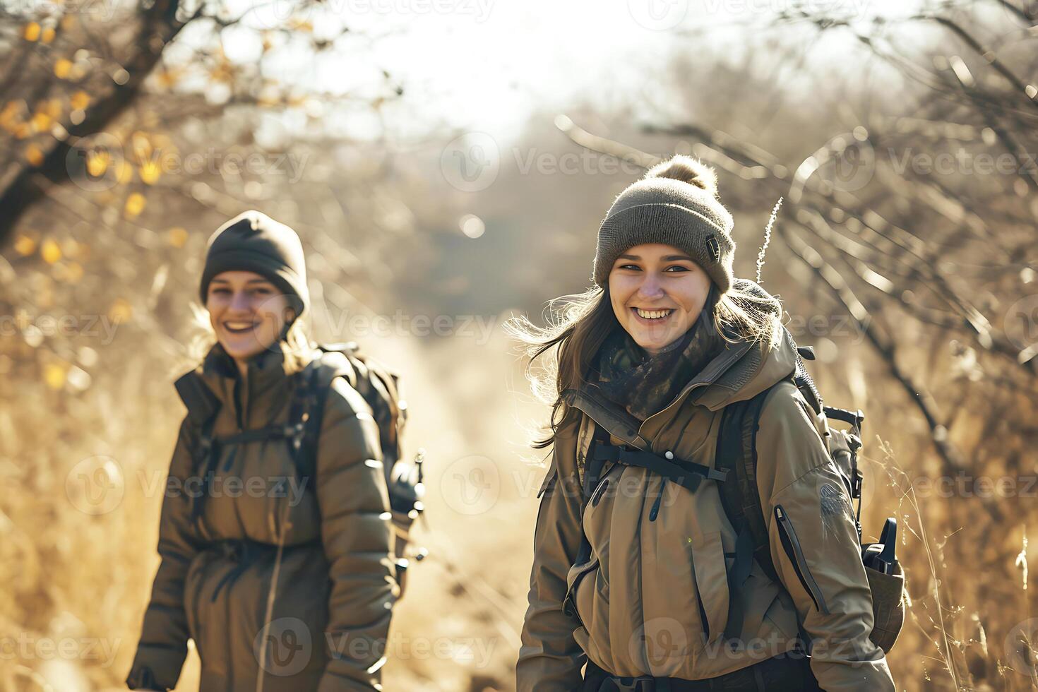 ai generado dos sonriente mujer excursionismo frío día foto