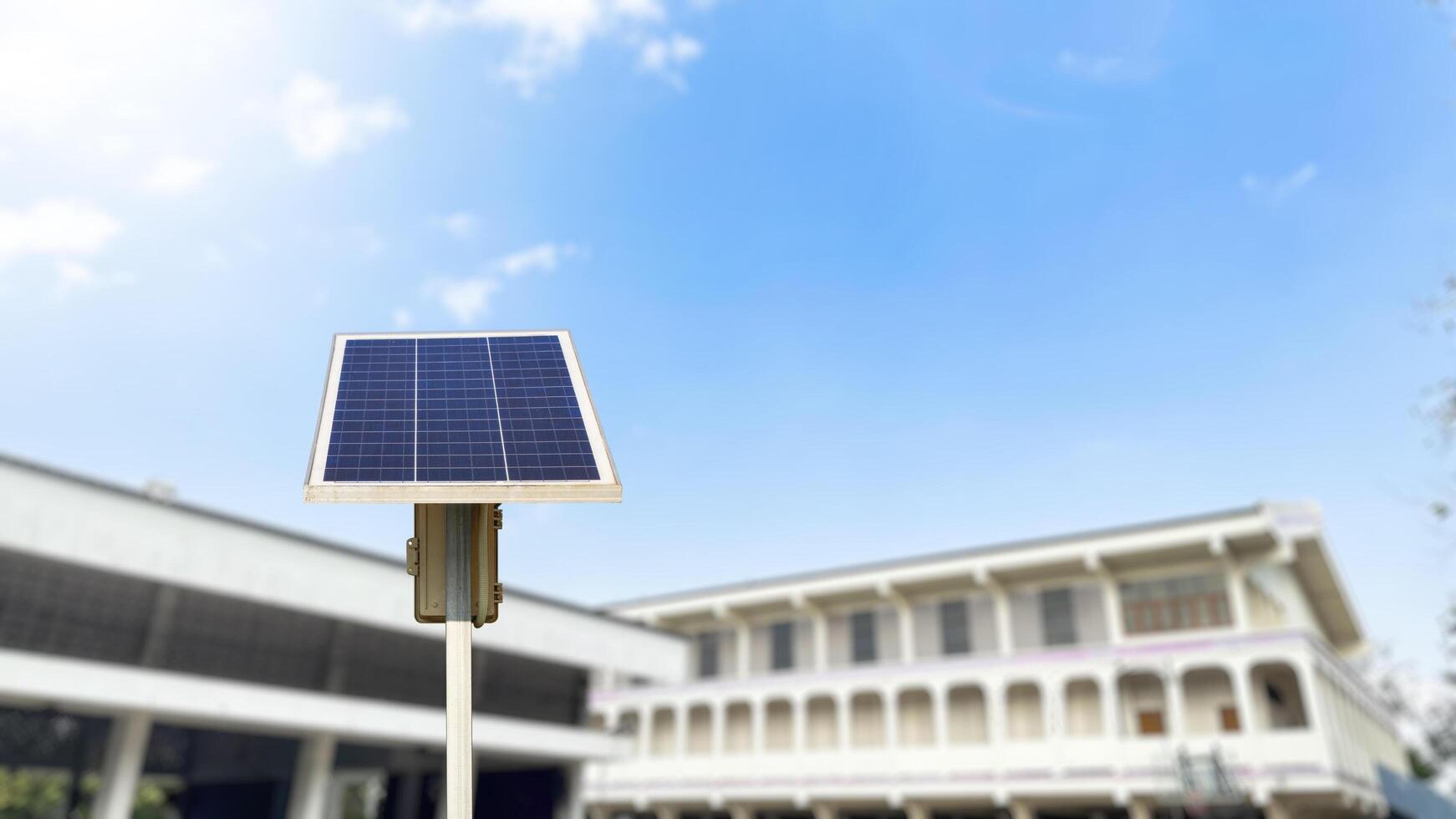 edificio y deporte residencia universitaria regado con solar energía en rural zona foto