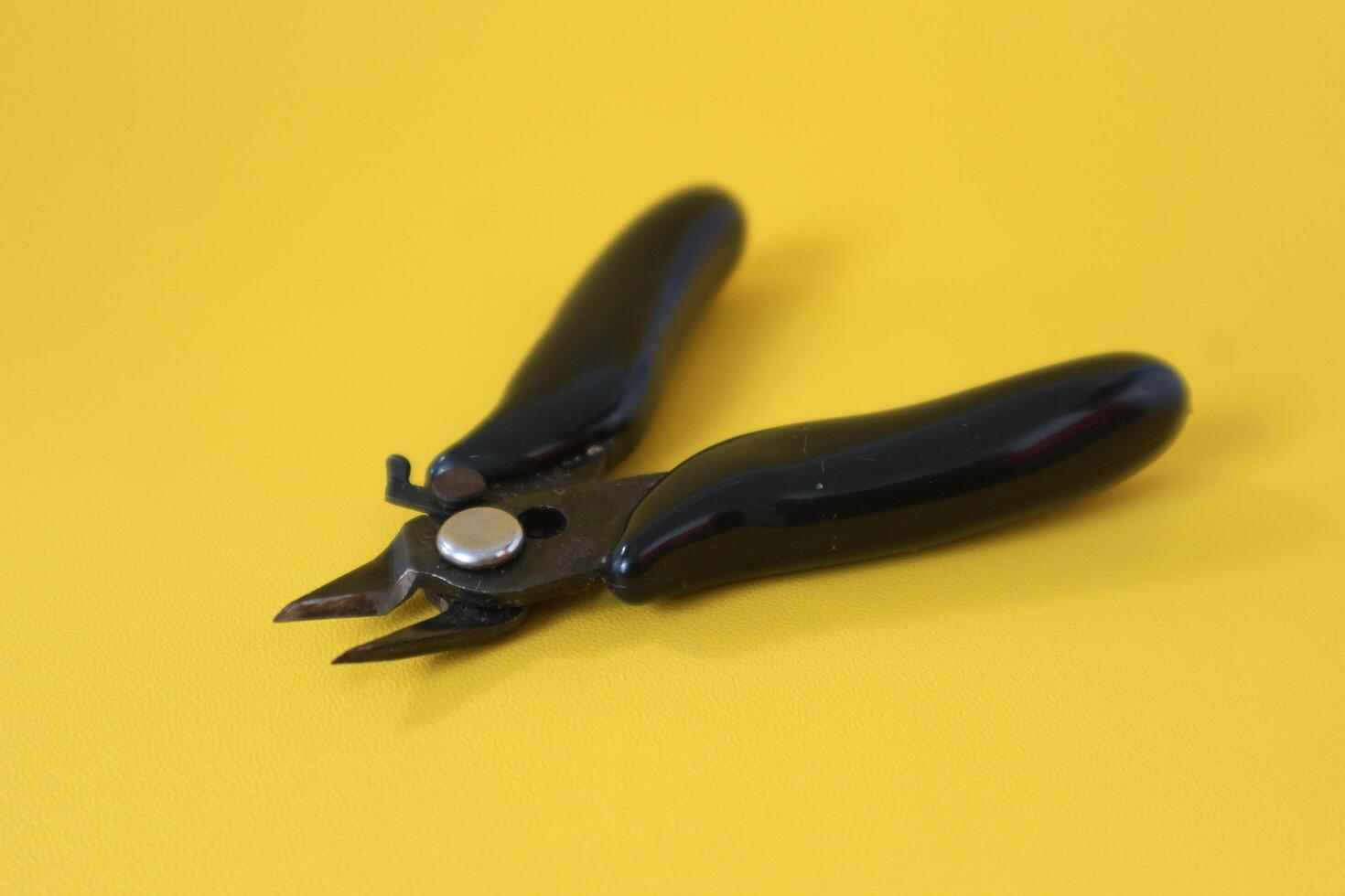 Iron pliers are good for cutting iron wire, Small and strong wire scissors photo