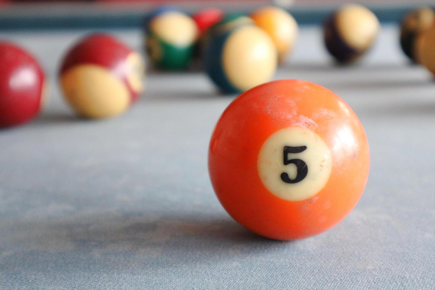 billar Deportes juego. multicolor de billar pelotas con números en el piscina mesa. activo recreación y entretenimiento. foto