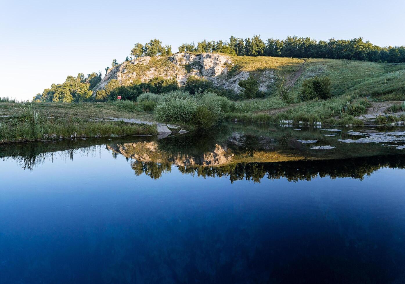 temprano mañana, el Dom caídas en el montaña, verde bosque, naturaleza de Rusia, bashkortostán azul lago alrededores foto