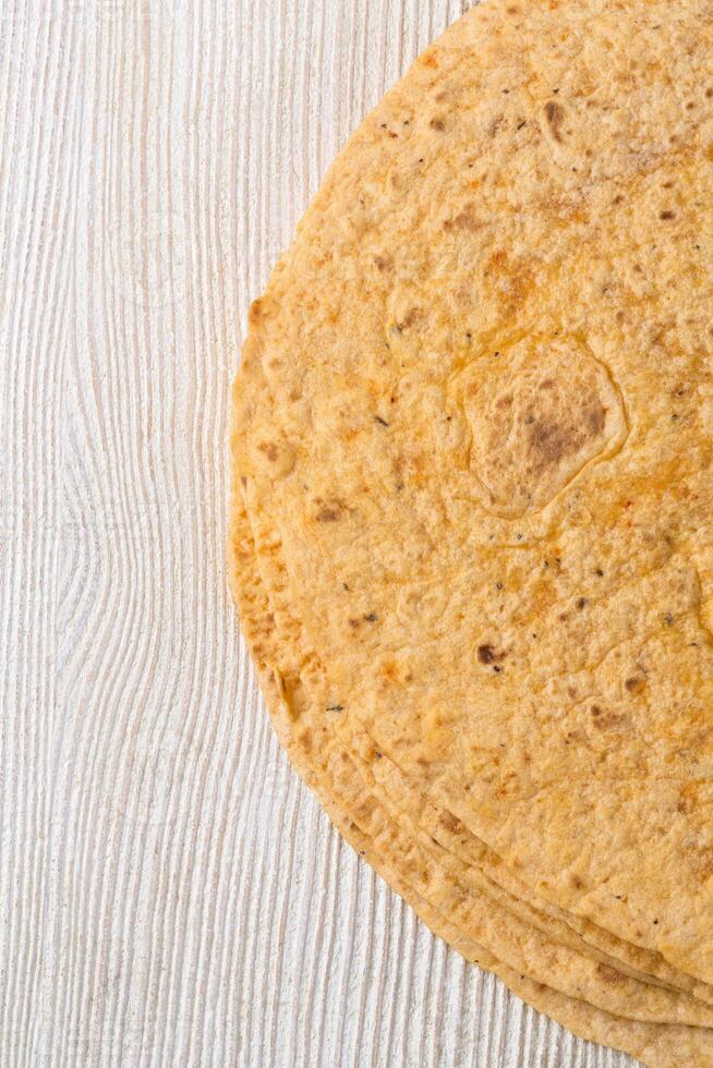 tortilla en de madera mesa foto