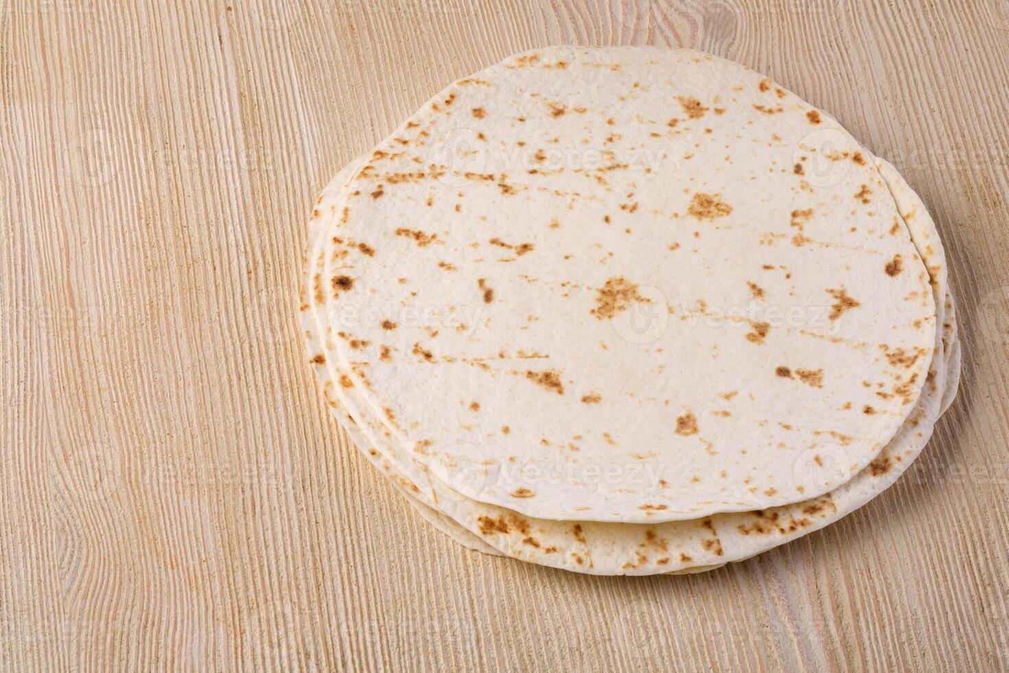 tortilla en de madera mesa foto