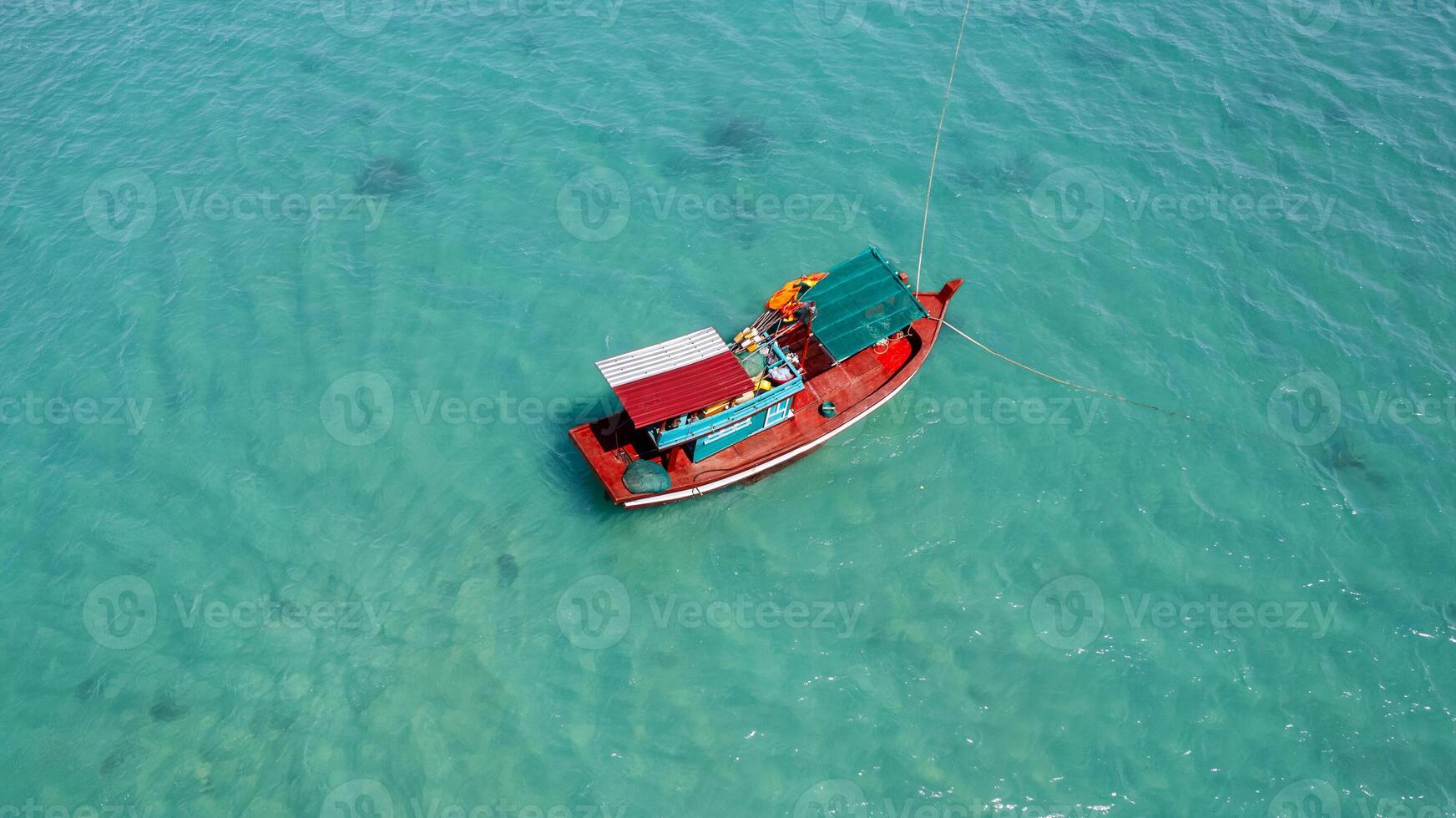 tradicional rojo barco en turquesa aguas foto