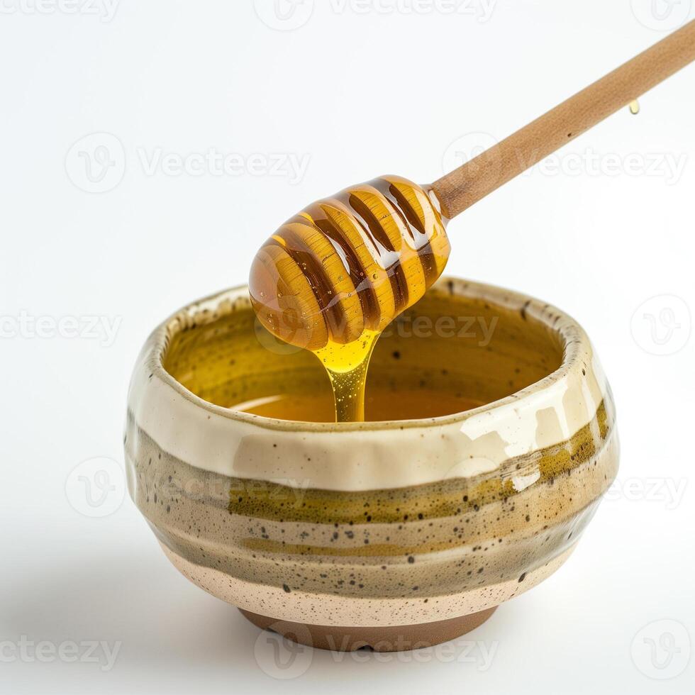 ai generado un cerámico miel cazo con natural miel aislado en un transparente antecedentes foto