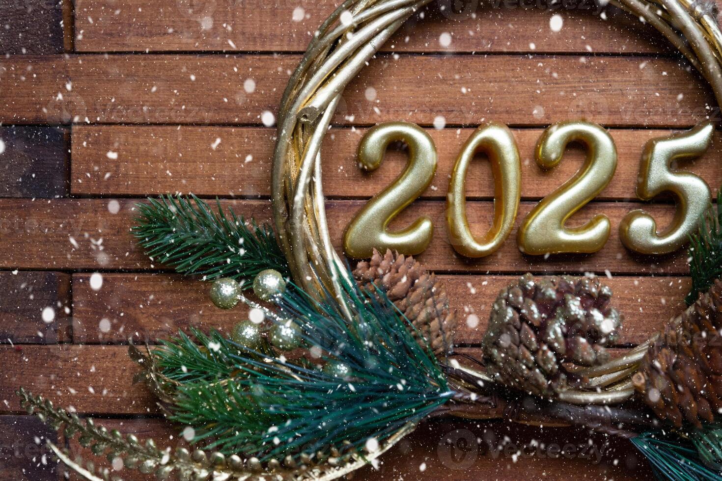 contento nuevo año dorado números 2025 en acogedor festivo marrón de madera antecedentes con lentejuelas, nieve, luces de guirnaldas saludos, tarjeta postal. calendario, cubrir foto