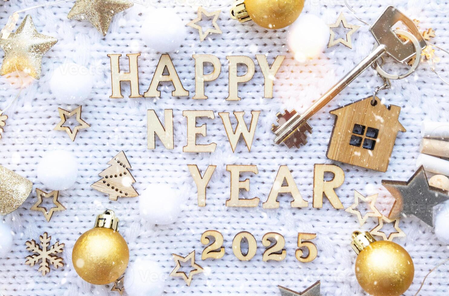 casa llave con llavero cabaña en festivo antecedentes con estrellas, luces de guirnaldas nuevo año 2025 de madera letras, saludo tarjeta. compra, construcción, reubicación, hipoteca, seguro foto