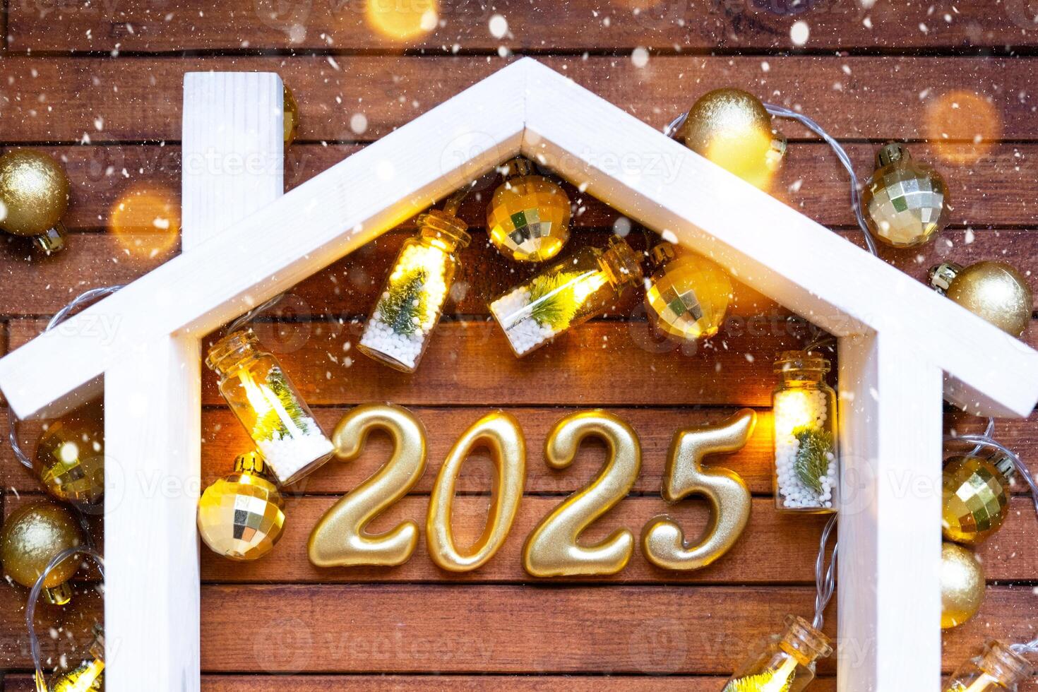 nuevo año 2025 dorado letras debajo techo casa. calendario, saludo tarjeta. compra, construcción, reubicación, hipoteca, seguro foto