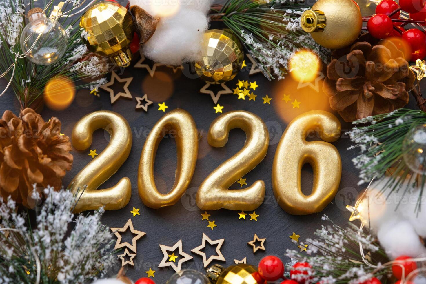 el dorado cifras 2026 hecho de velas en un negro Roca pizarra antecedentes son decorado con un festivo decoración de estrellas, lentejuelas, abeto sucursales, pelotas y guirnaldas saludo tarjeta, contento nuevo año. foto