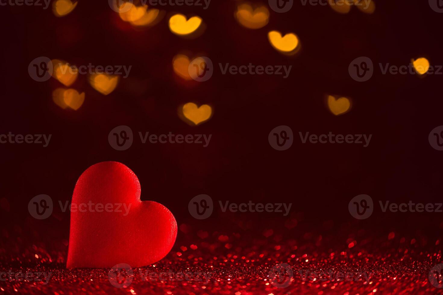 rojo corazón en rojo antecedentes con reflejos. hermosa fiesta fondo, antecedentes para postales foto