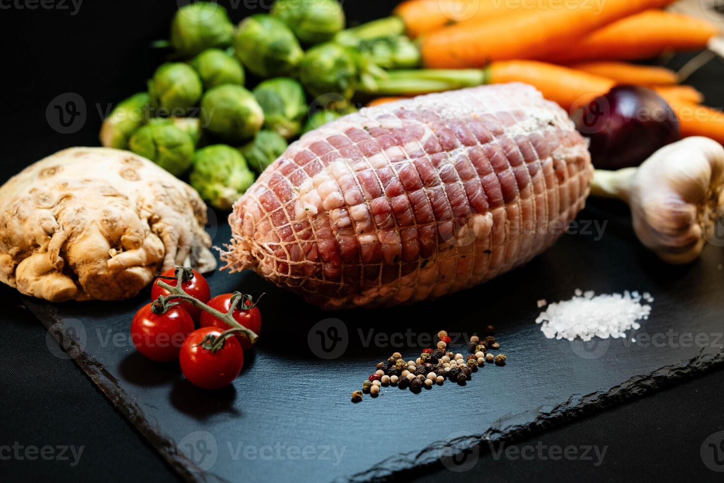 pavo asado con coles de bruselas patatas y salsa foto