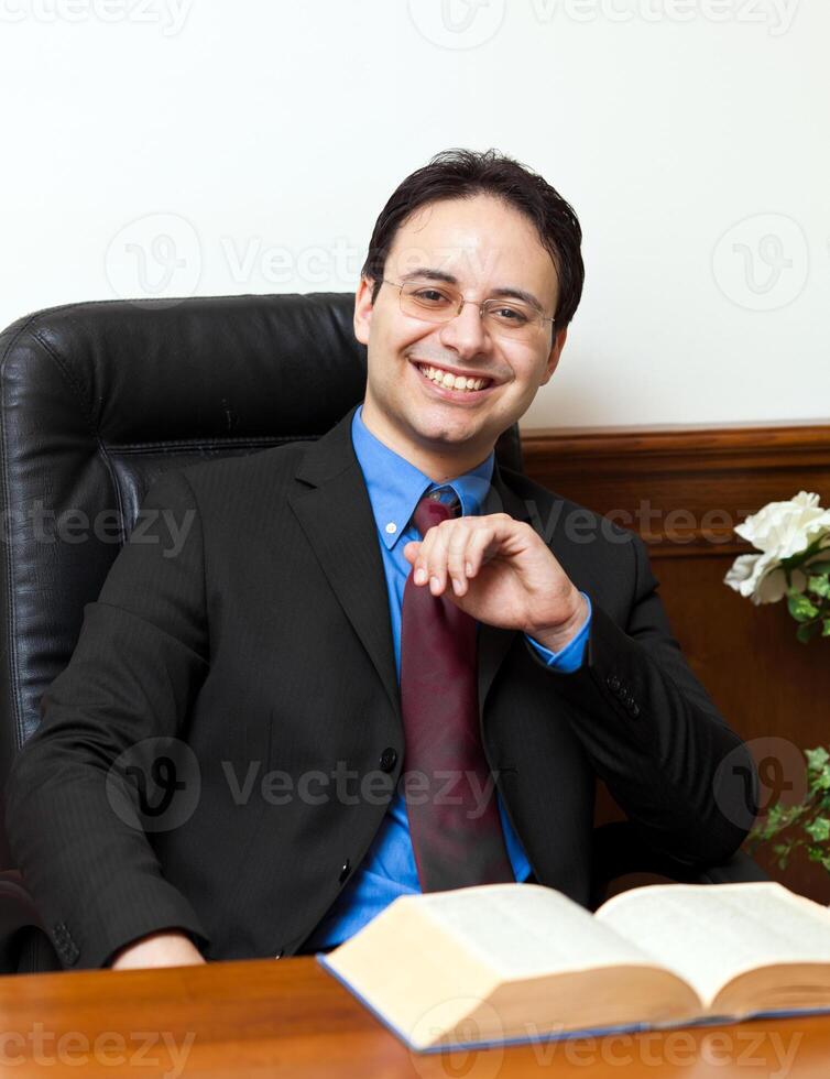 sonriente abogado en su estudio foto