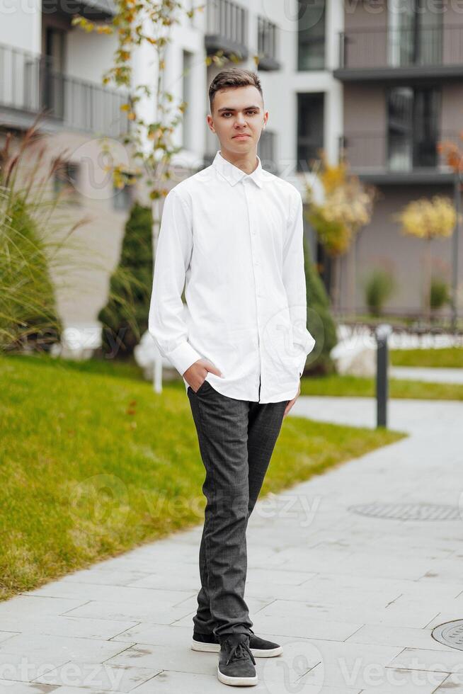 vertical de cerca retrato de un adolescente en casual ropa. contento sonriente adolescente en otoño parque en luz de sol. un hermosa niño mira a el cámara en naturaleza. foto