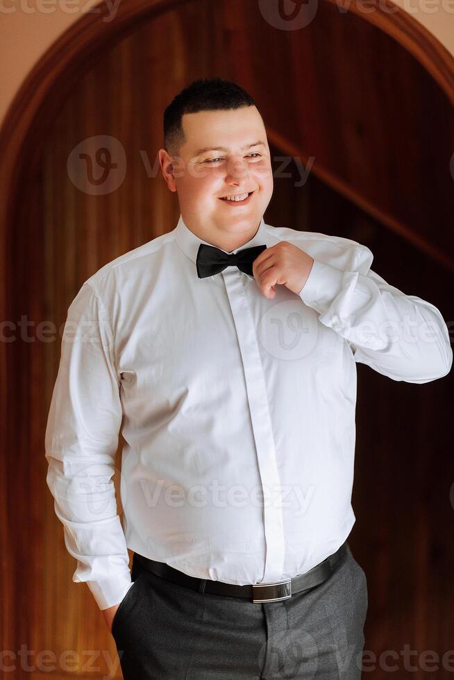 del hombre arco Corbata en manos, de cerca foto de manos. el novio es preparando para el ceremonia. último preparativos.