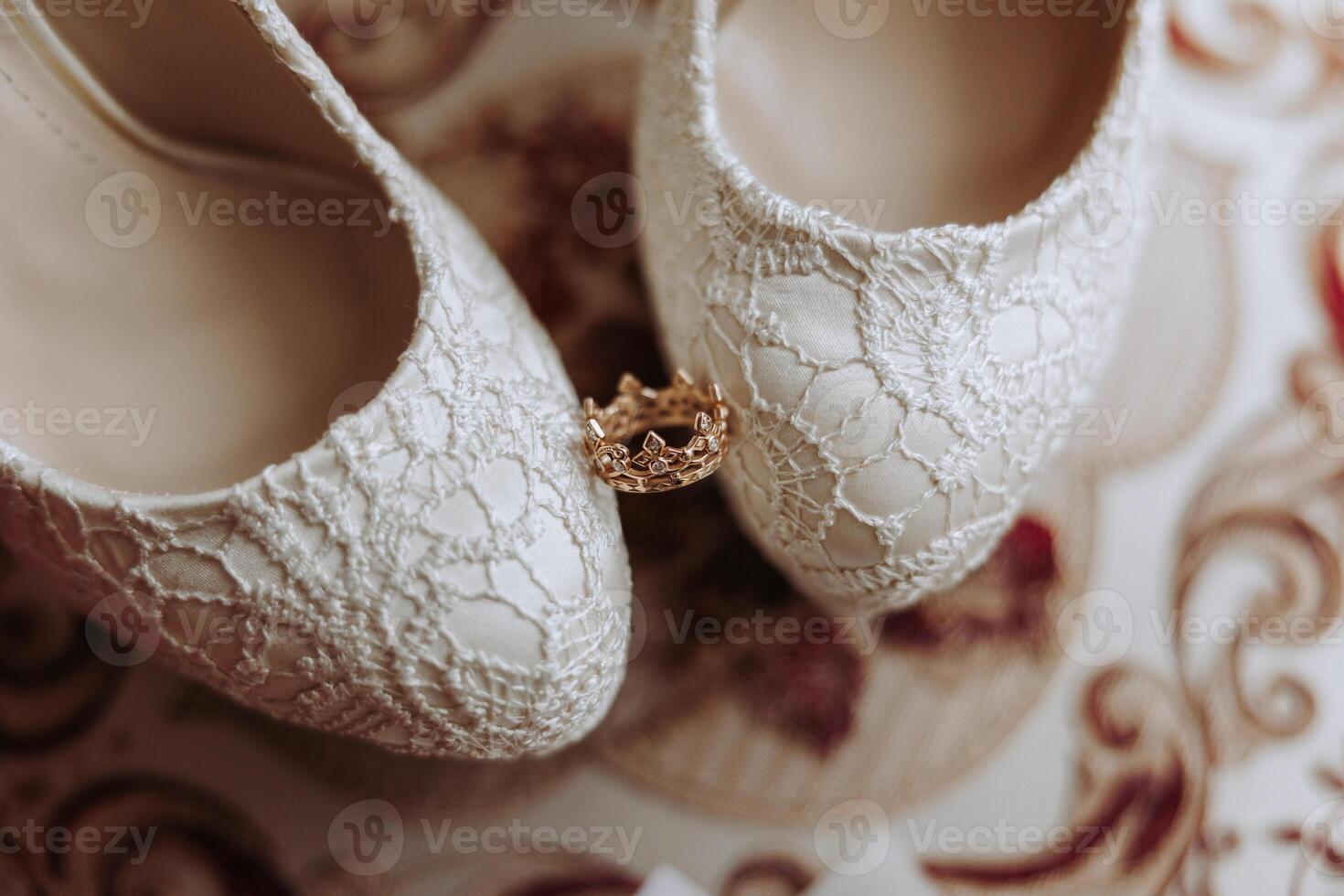 detalles de el novia. belleza es en el detalles. tacones altos nupcial zapatos. oro Boda anillo con un diamante. perfumes pendientes Boda en detalles. foto