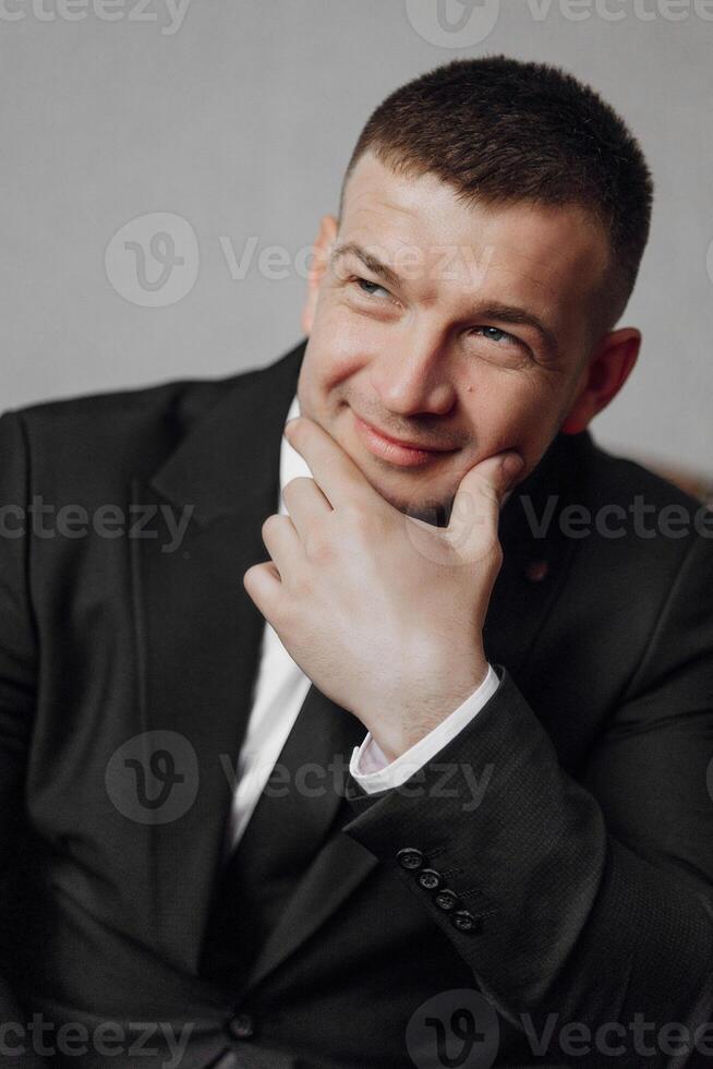 un hombre poses sentado en un silla. retrato de el novio. Moda y estilo. negocio foto