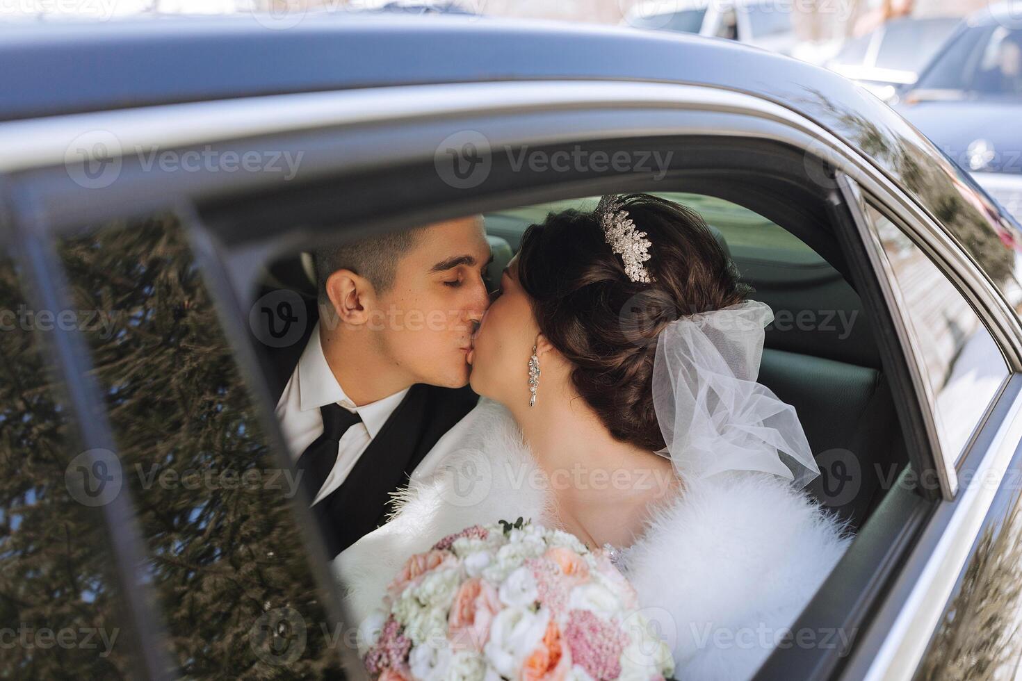 retrato de increíblemente hermosa novias en el ventana de un costoso coche. el novia con un ramo de flores de flores mira a su novio. foto