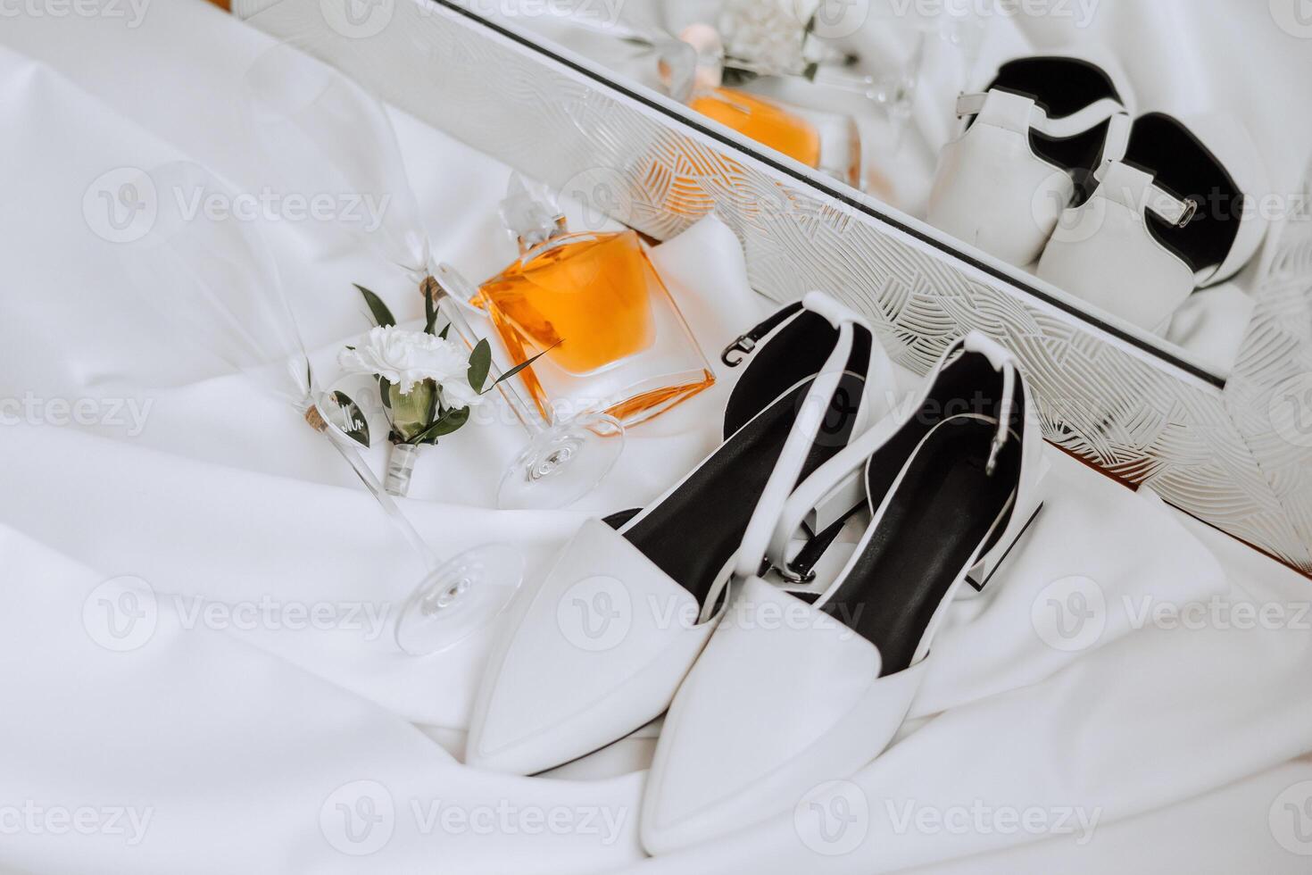 detalles de el novia. belleza es en el detalles. tacones altos nupcial zapatos. oro Boda anillo con un diamante. perfumes pendientes Boda en detalles. foto