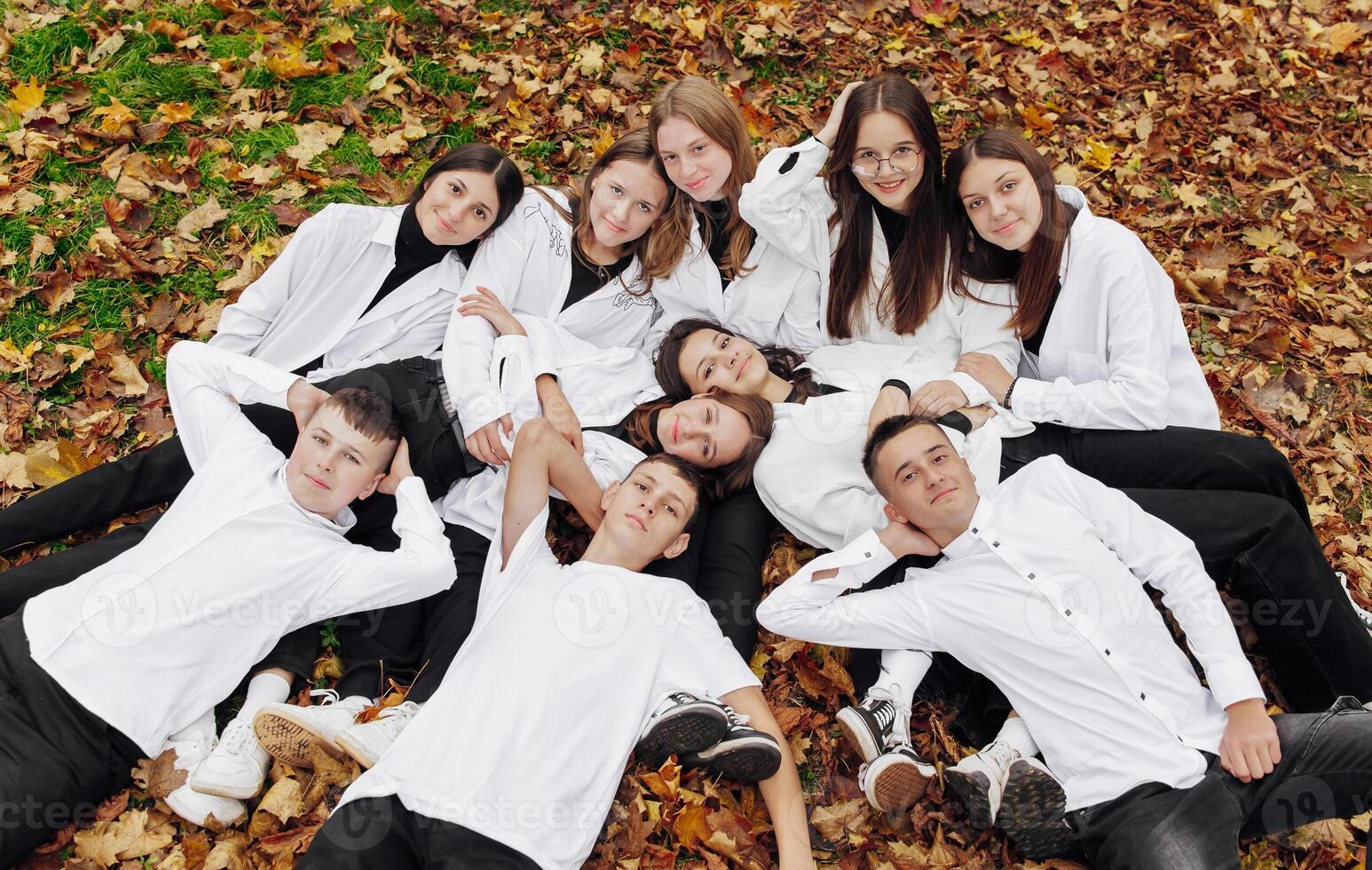 amistad, movimienot, acción, libertad y personas concepto - grupo de contento adolescentes o colegio amigos posando y teniendo divertido al aire libre en contra naturaleza o bosque antecedentes. foto