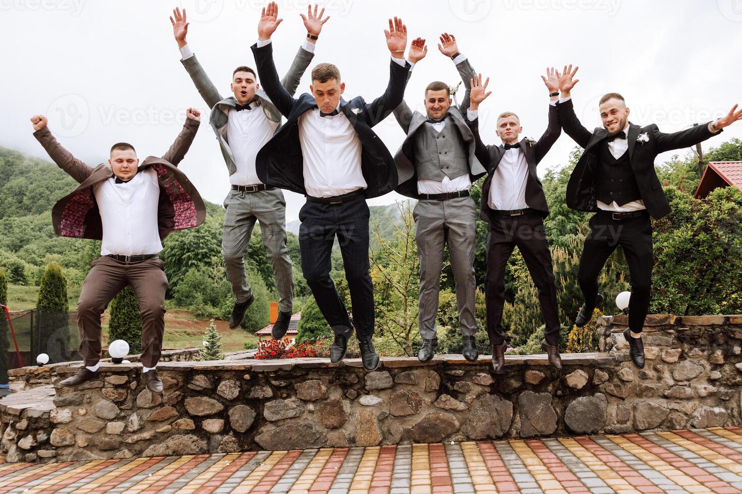 alegre, joven, energético testigos de el novio siguiente a el novio. amigos felicitar el novio. novio y su gracioso amigos teniendo divertido en el Boda día de el recién casados. foto