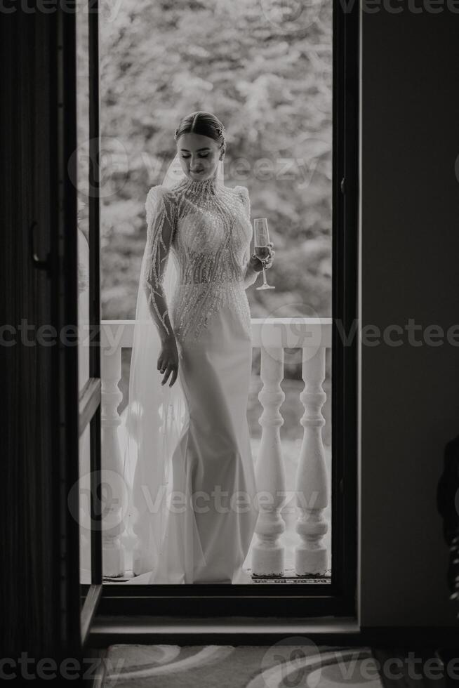 Boda negro y blanco retrato. el novia es posando en un elegante Boda vestido. Mañana de el novia. hermosa pelo y maquillaje foto