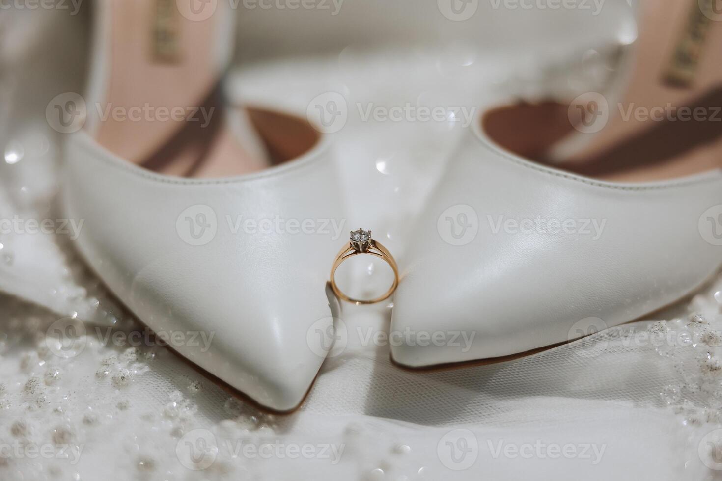 detalles de el novia. belleza es en el detalles. tacones altos nupcial zapatos. oro Boda anillo con un diamante. perfumes pendientes Boda en detalles. foto