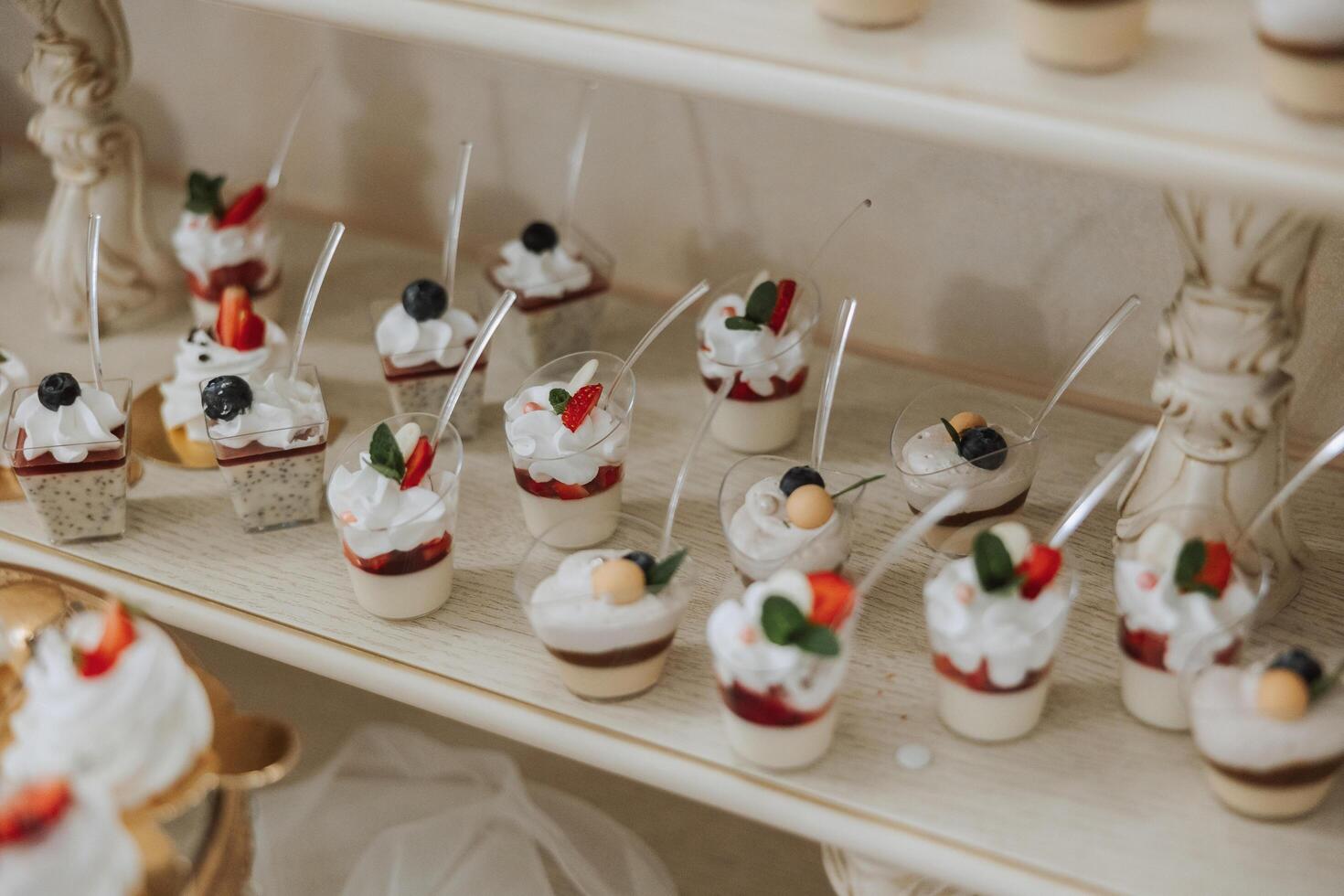 almendra galletas y varios dulce pasteles para un Boda banquete. un delicioso recepción, un lujoso ceremonia. mesa con dulces y postres delicioso vistoso francés postres en un plato o mesa. foto