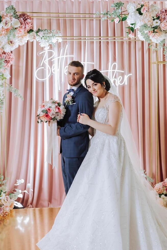 boda. amor y Pareja en jardín para boda. celebracion de ceremonia y compromiso. salvar el fecha. confianza. el novia y novio abarcar. sonrisa y amor. el novia abrazos el novio por el espalda. foto