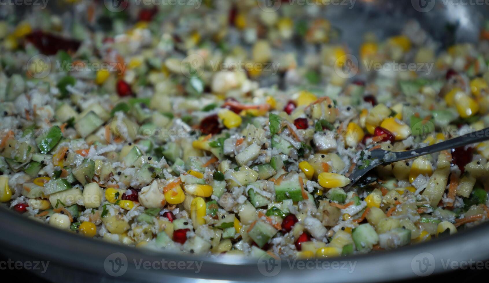 indio estilo mezclado ensalada, Fruta ensalada, maíz vegetales ensalada foto