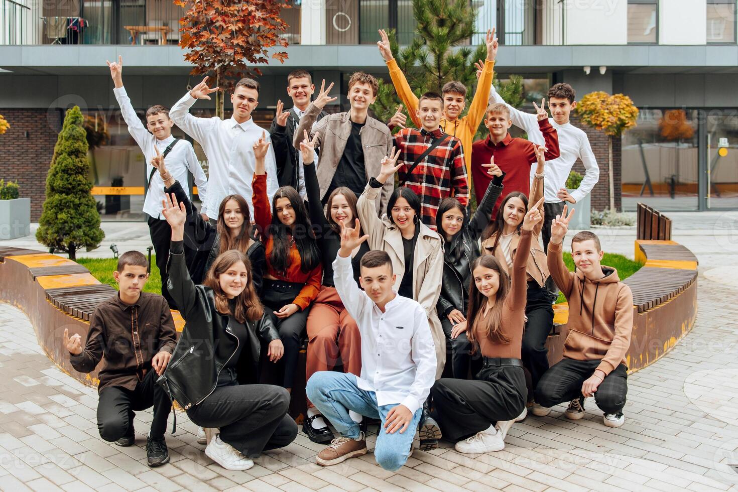 amistad, movimienot, acción, libertad y personas concepto - grupo de contento adolescentes o colegio amigos posando y teniendo divertido al aire libre en antecedentes de hermosa sitio o colega. foto