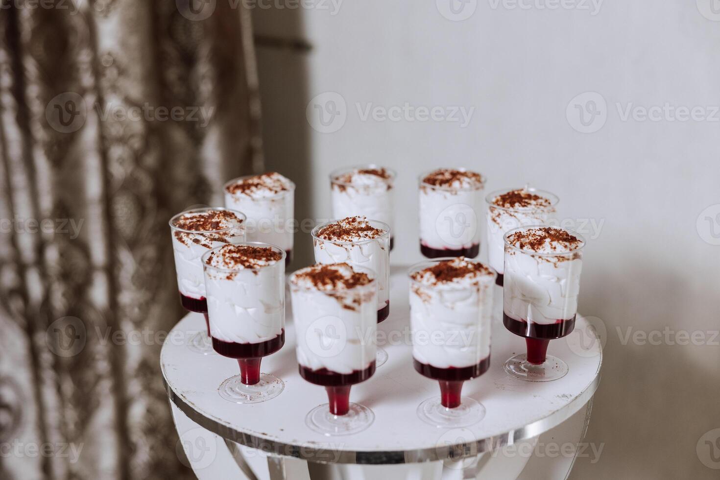 almendra galletas y varios dulce pasteles para un Boda banquete. un delicioso recepción, un lujoso ceremonia. mesa con dulces y postres delicioso vistoso francés postres en un plato o mesa. foto