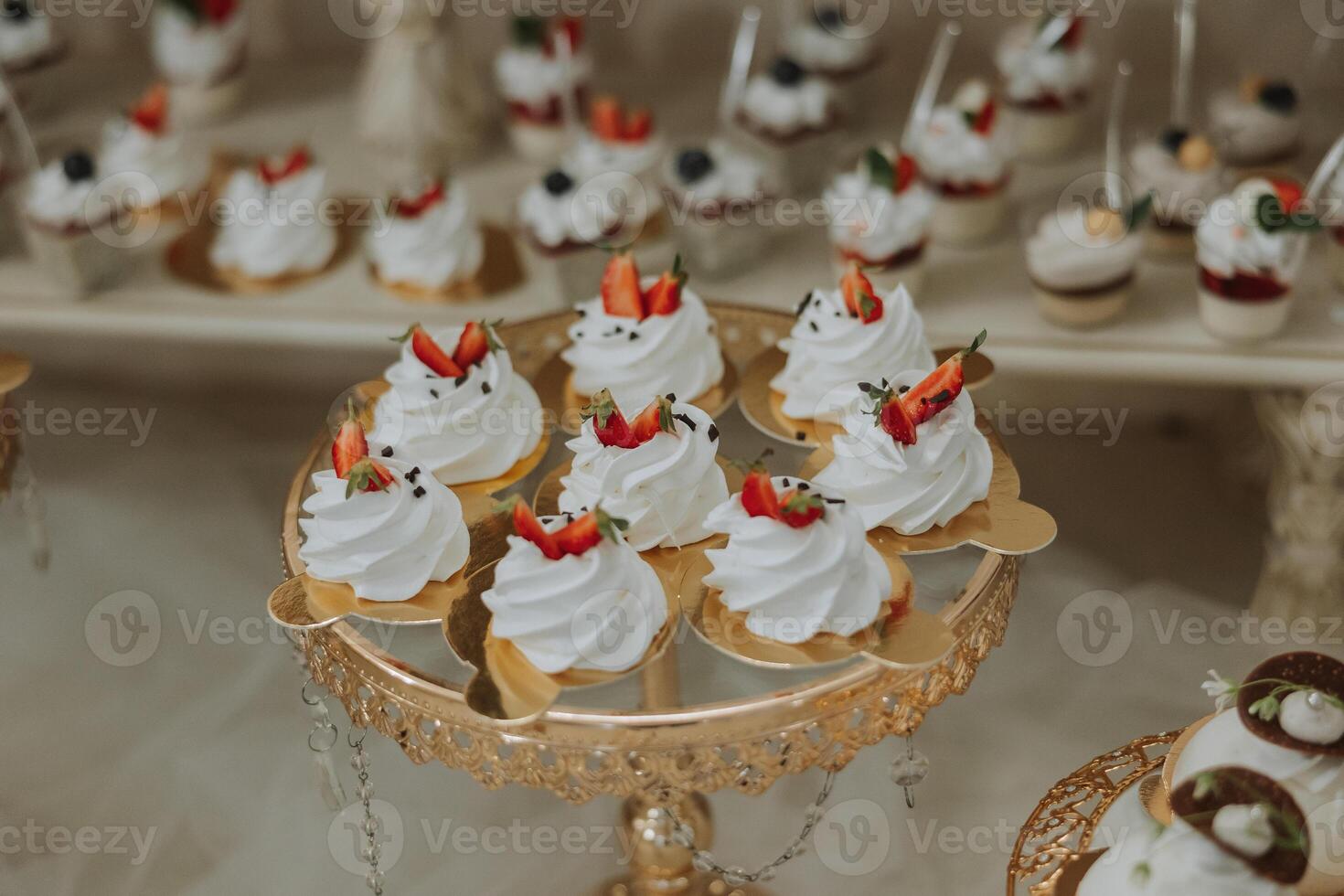 almendra galletas y varios dulce pasteles para un Boda banquete. un delicioso recepción, un lujoso ceremonia. mesa con dulces y postres delicioso vistoso francés postres en un plato o mesa. foto