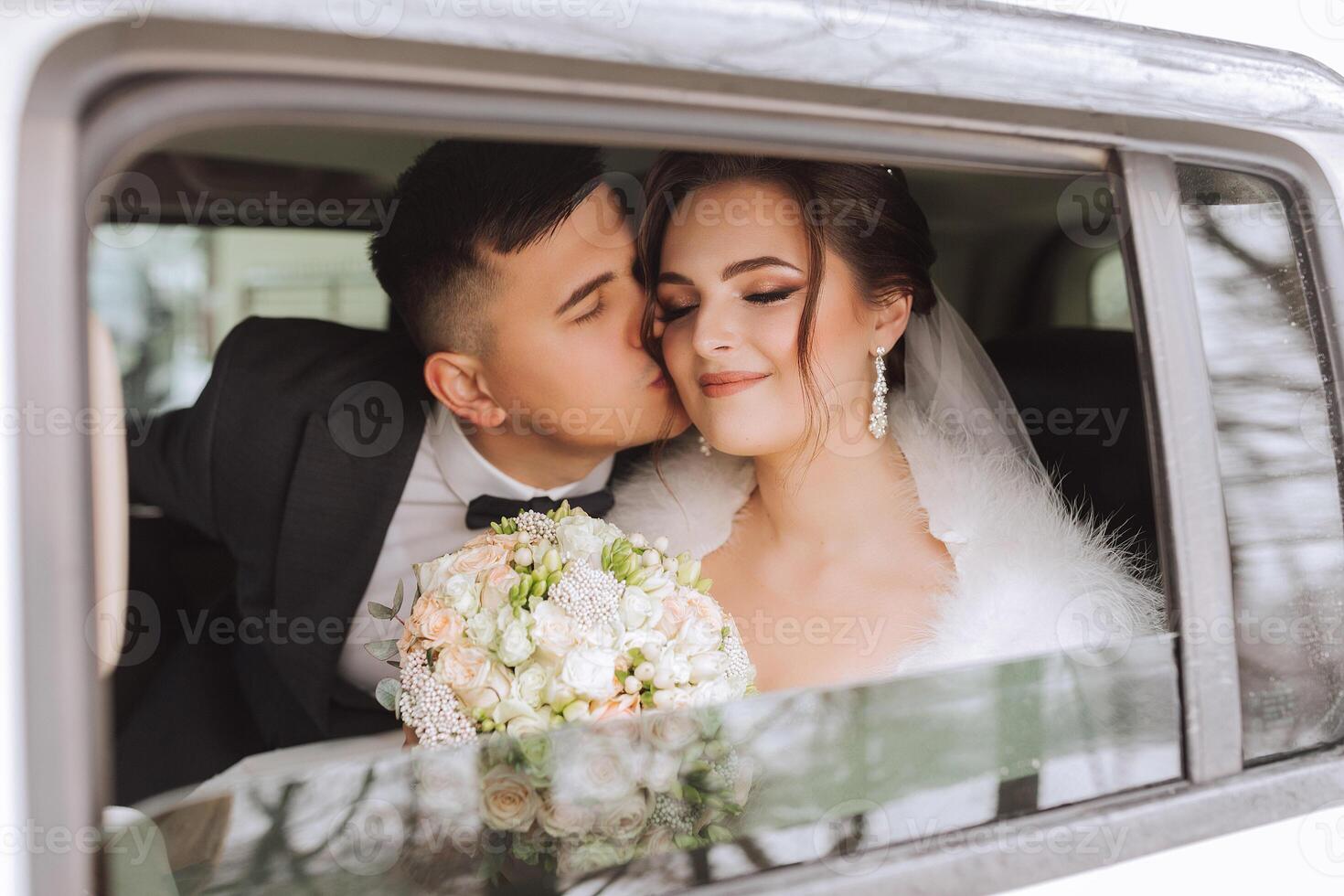 hermosa novia y novio sentado en un elegante blanco coche. hermosa boda. sonriente Boda Pareja. el novia y novio Beso en el coche foto