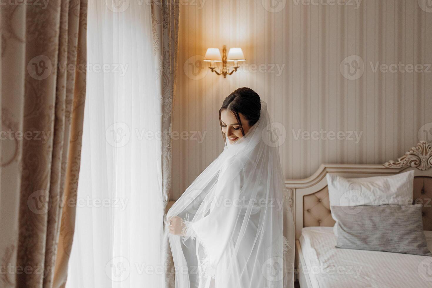 lado ver de contento niña novia en pie cerca ventana de moderno lujo Departamento o hotel habitación. foto
